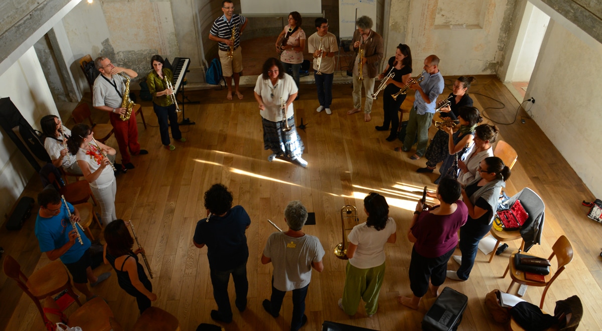 Dina Alexander durante un workshop musicale