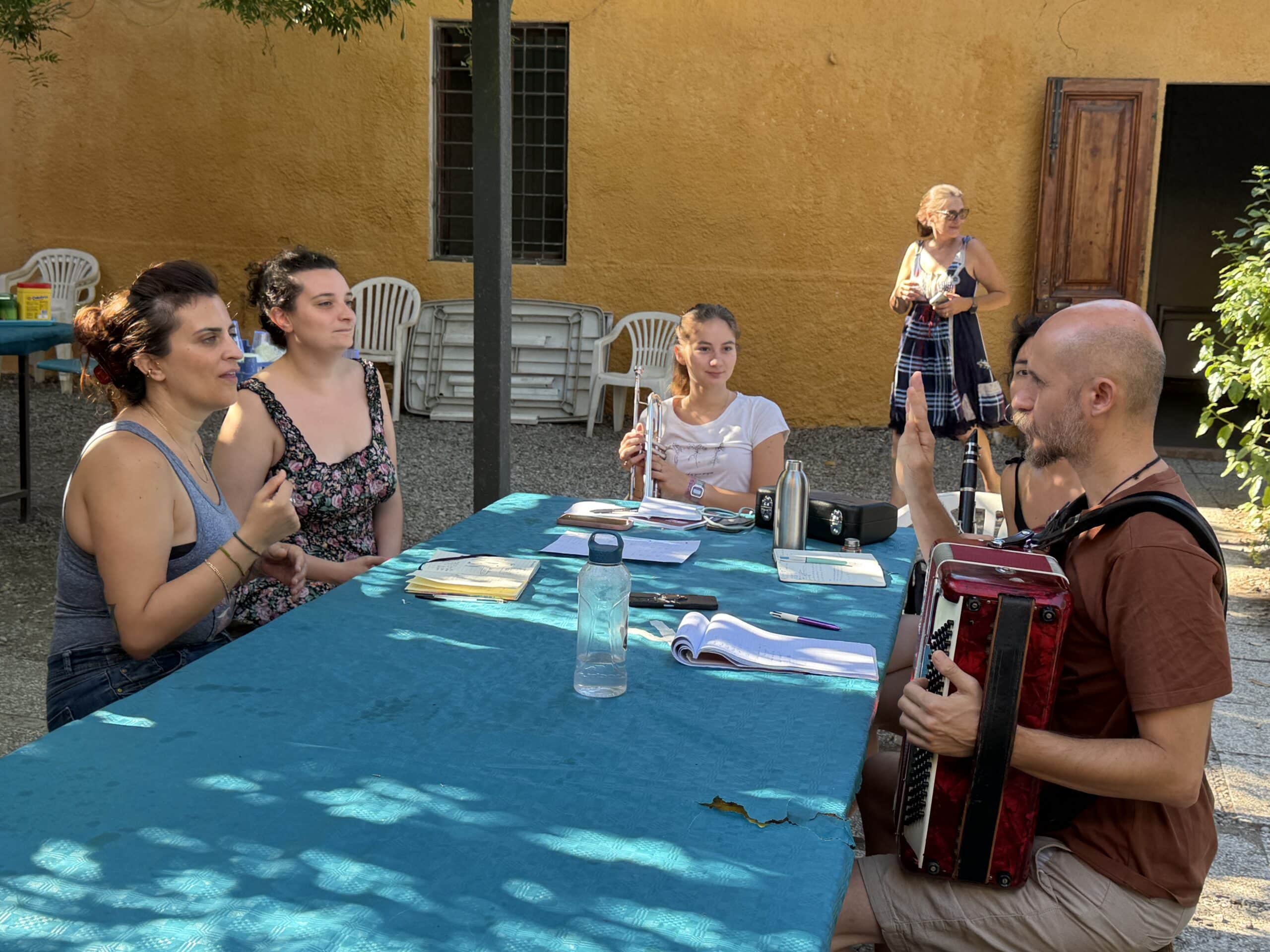 Partecipanti al workshop al lavoro con voce e strumenti