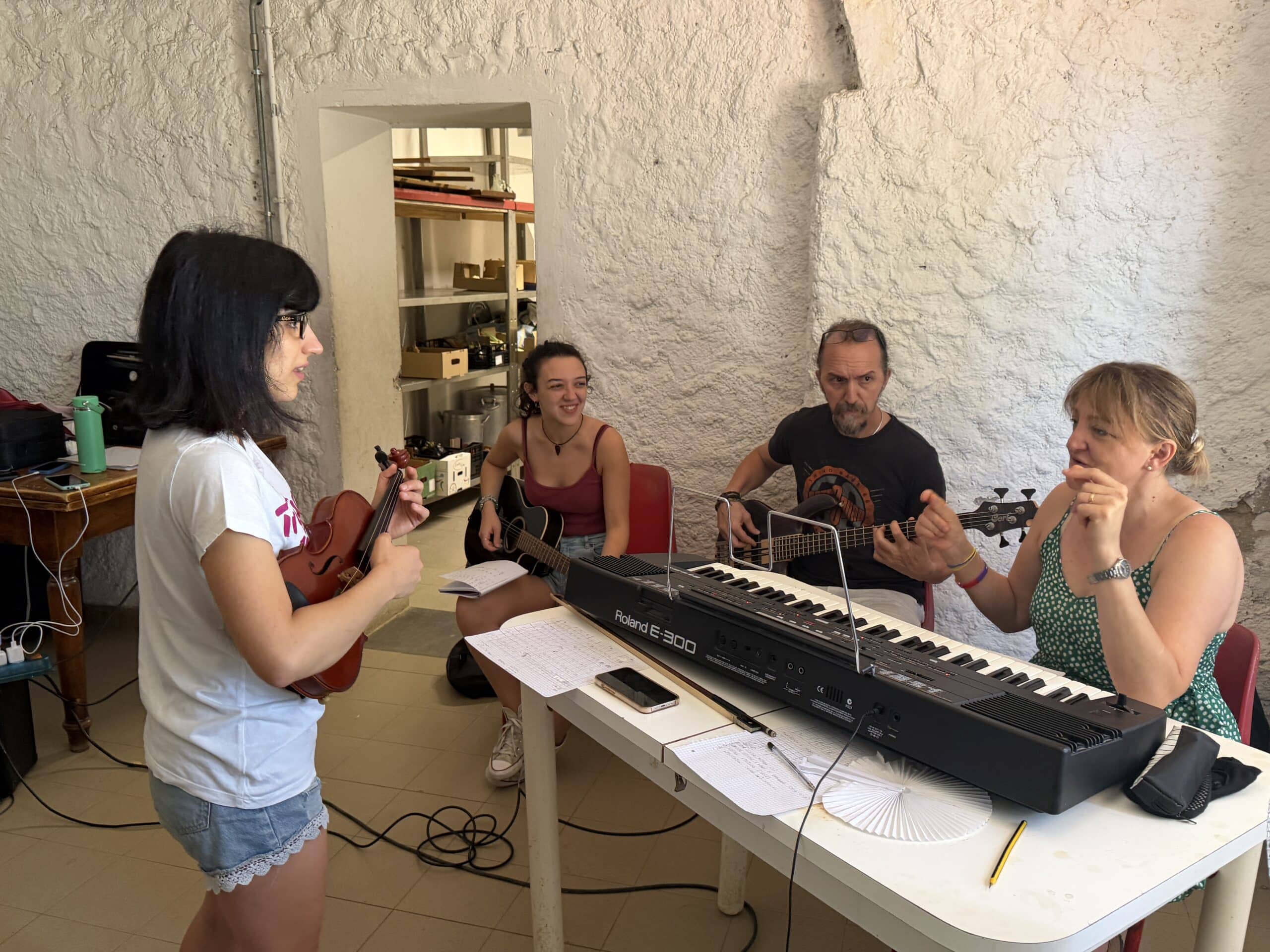 Partecipanti al workshop durante un'attività musicale in piccolo gruppo