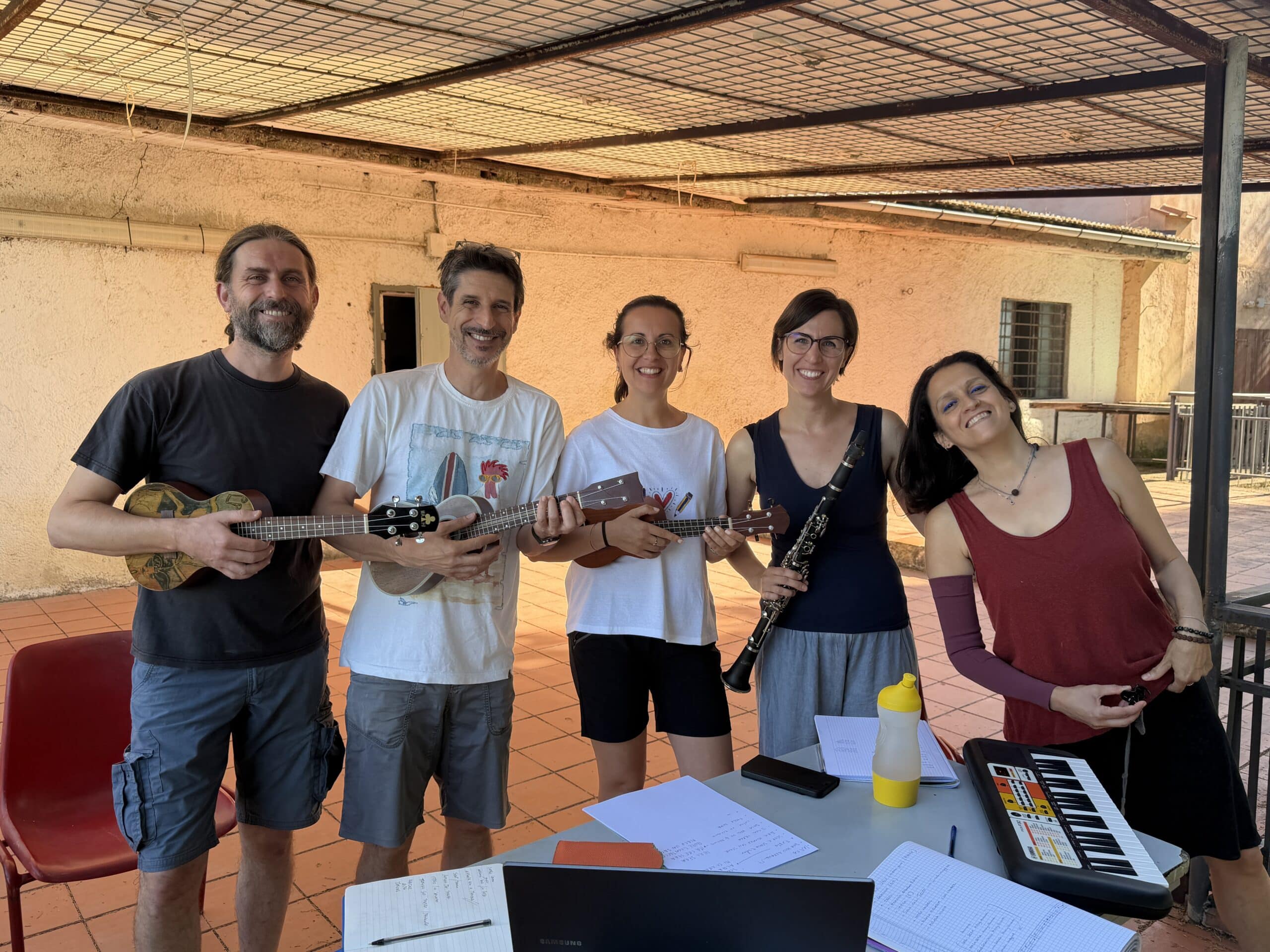 Gruppo di partecipanti al workshop con diversi strumenti musicali